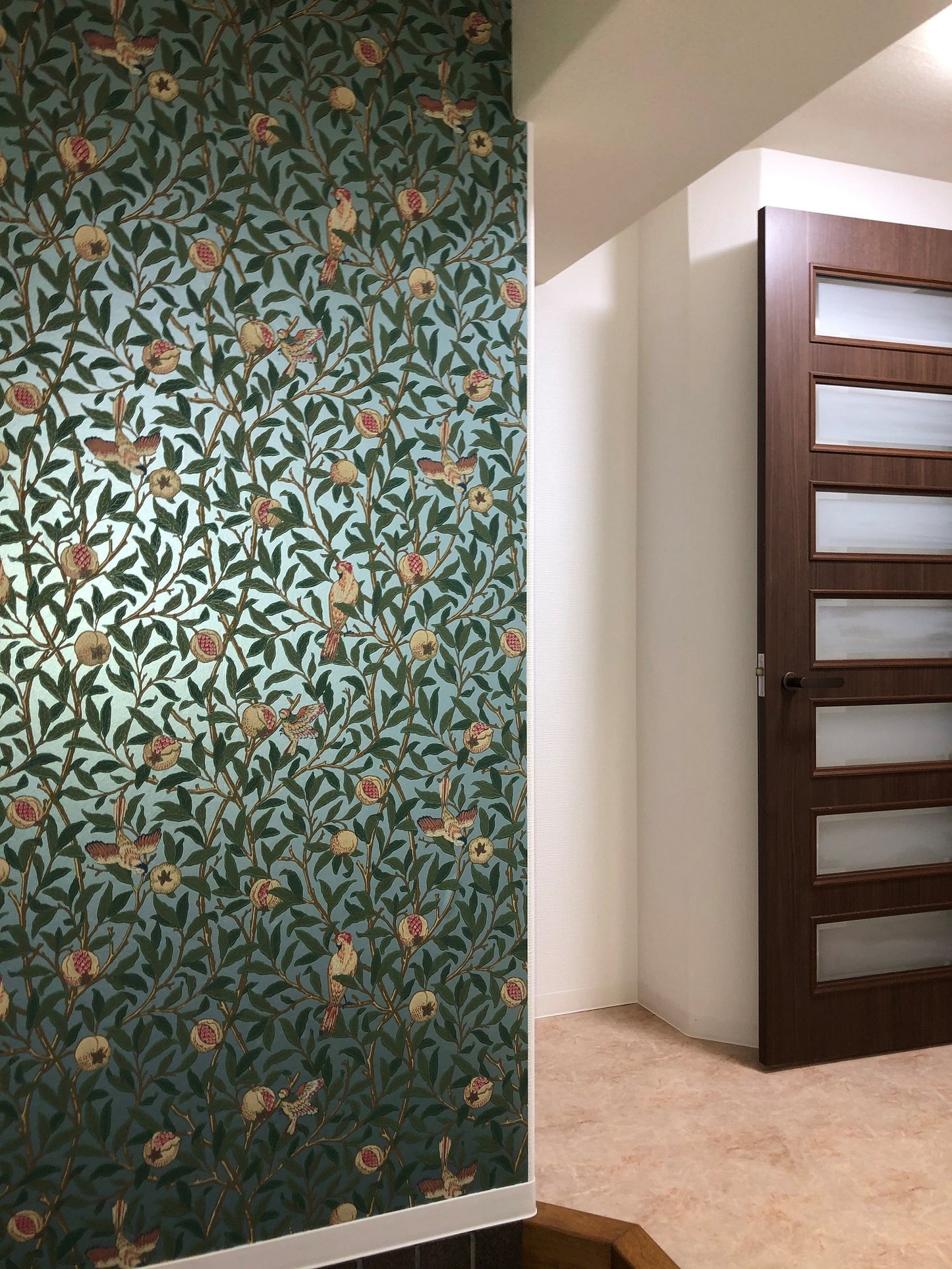ウィリアム モリス 壁紙 バード&ポメグラネイト 鳥とザクロ Bird & Pomegranate MORRIS Archive Collections Ⅱ 品番:216867/212537,216820/212538,216841/212539,216815/212540