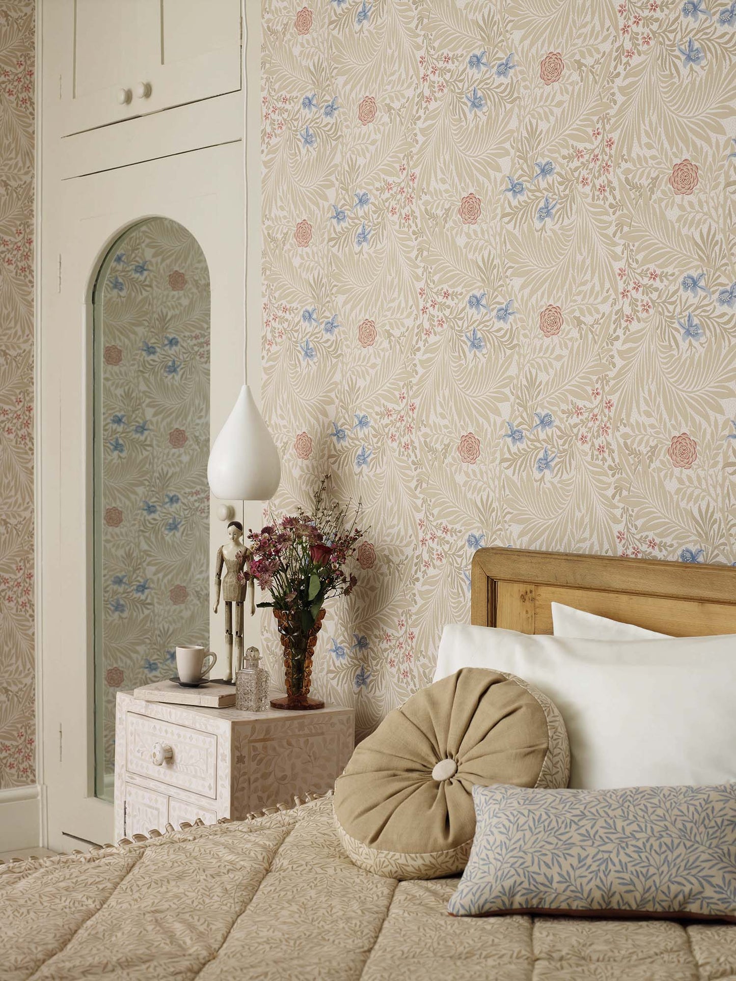 ウィリアム モリス 壁紙 Larkspur MORRIS Archive Collections Ⅱ William Morris 品番:212556,212557,212558 ラークスパーヒエンソウ